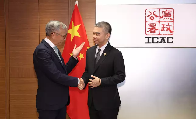廉政專員胡英明（左）與泰國公共部門反貪委員會秘書長Mr Bhumivisan Kasemsook（右）會面。（政府新聞處）