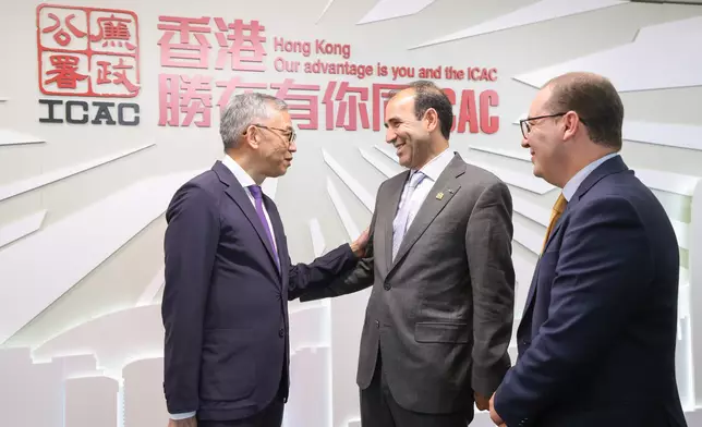 廉政專員胡英明(左)與摩洛哥國家廉政、預防和打擊腐敗局主席H.E. Mohamed Benalilou(中)會面。（政府新聞處）