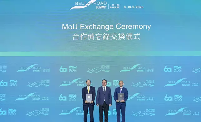 政務司司長陳國基（中）見證廉政專員胡英明（右）與摩洛哥國家廉政、預防和打擊腐敗局主席H.E. Mohamed Benalilou（左）進行合作備忘錄交換儀式。（廉署圖片）