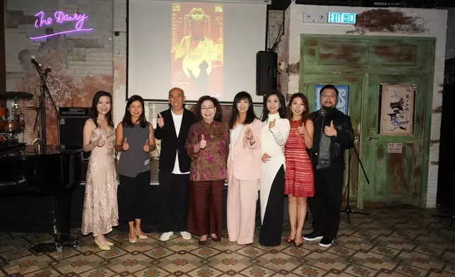 左起：編劇謝欣樺、 藝穗會董事會成員李明哲、出品人譚新強、藝穗會主席梁唐青儀女士、米雪、林穎施、周曉晴、顏嘉樂