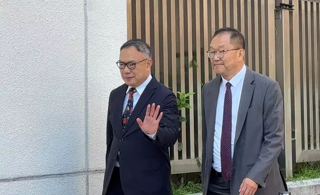 黃錦輝（右）被控醉駕等4罪提堂，今早由律師謝偉俊代表。巴士的報記者攝