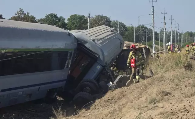 波蘭客運列車與水泥車相撞。網上圖片