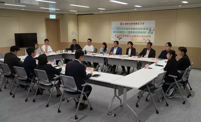工聯會社委向民政及青年事務局官員提交倡議書，盼以「問題導向」優化大廈管理及解決大維修圍標問題