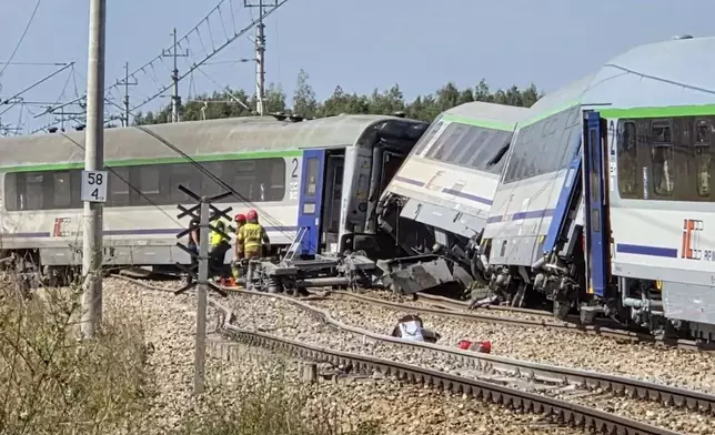 波蘭客運列車與水泥車相撞。網上圖片