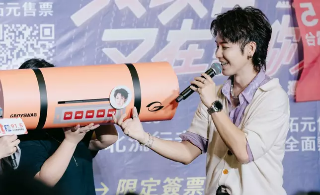 全場歌迷的合唱能量值，將能量瓶電力突破100分。