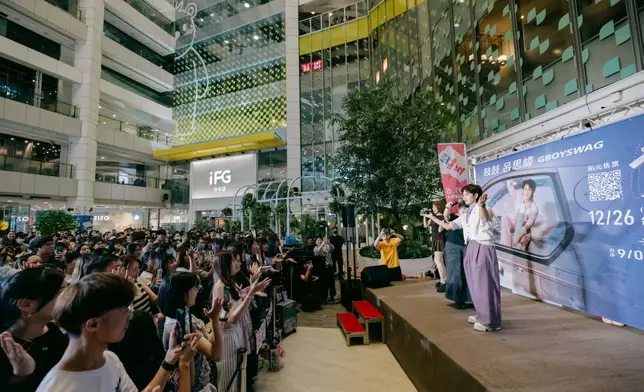 鼓鼓帶百位歌迷嗨跳〈比就比就比〉， 歌迷點名蕭秉治笑回「三個禮拜後」。