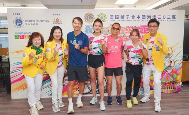 今年獅子會愛心慈善跑獲四位活動大使全力支持。(左起 : 大會聯合主席第二分區主席張雅菁、國際獅子會中國港澳三O三區總監袁秀齡、專業跑手蔡達明、星級活動大使陳庭欣、視障跑手梁小偉、香港長跑運動員姚潔貞、大會聯合主席第一分區主席黃偉廉一起備出賽。)