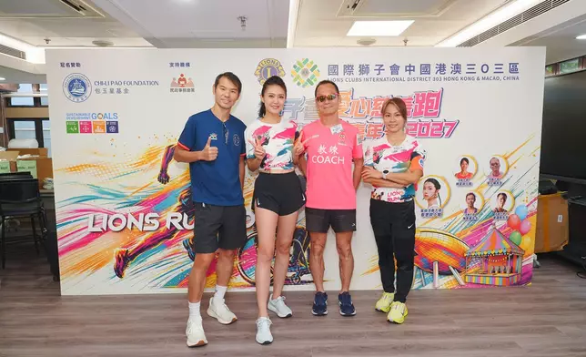 四位活動大使 (左起) : 大會賽制顧問專業跑手蔡達明、星級活動大使陳庭欣、視障跑手梁小偉及香港長跑運動員姚潔貞