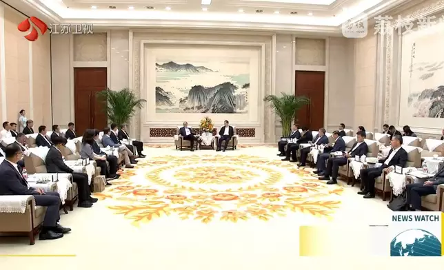 江蘇省省長劉小濤9月7日在南京會見到訪的理工大學董事會主席林大輝、校長滕錦光一行。江蘇衞視視頻截圖