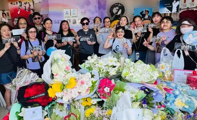 今日（12日）是張國榮70歲誕辰，過千名來自世界各地的「哥」迷齊集寶福山，帶同花牌花束悼念，令寶禪堂化作花海。