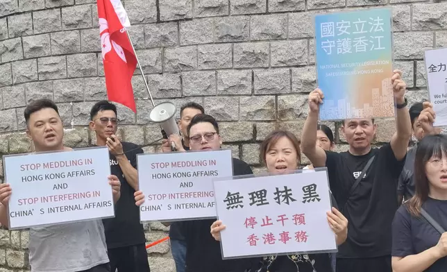 團體到領館外抗議，指美國及歐盟借「支聯會」案抹黑香港。網上圖片