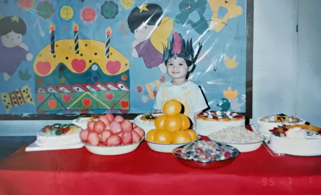 Cath幼稚園時參加生日會。