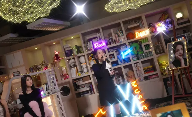 溦溦演唱新歌《愛自己啊》。