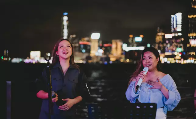 Janice現身灣仔海旁，為樂隊The Flame的Busking擔任特別嘉賓。