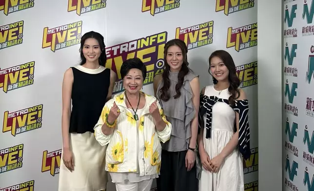 (左起)鄧匡閔、袁絲珩及李澤欣與《開心大派對》節目主持薛家燕合照。