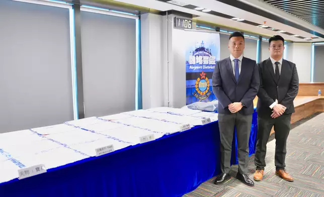 警方在青衣一間酒店內以「盜竊」罪將該名男子拘捕，並在酒店房間內起回全部失物。