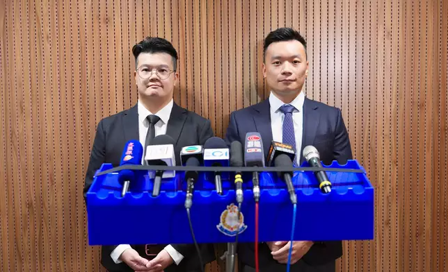警方機場警區署理警司黃遠司(右)及刑事情報及支援組督察李俊謙(左)向傳媒簡報案情。