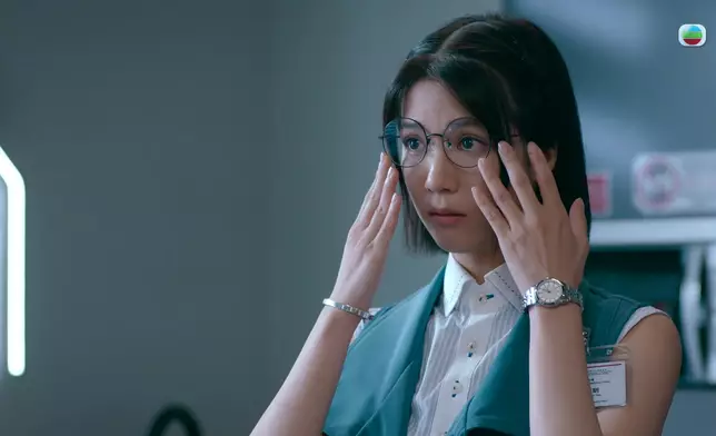 陳曉華托眼鏡超可愛。