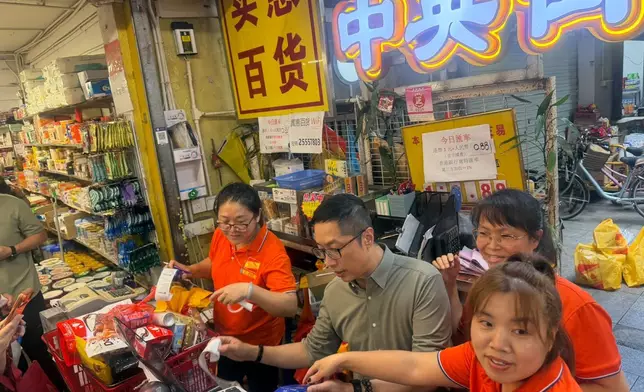 衍生集團聯席行政總裁馬浚偉昨日（14日）首次踏足沙頭角中英街，探訪合作分銷商並親身落舖充當收銀員。