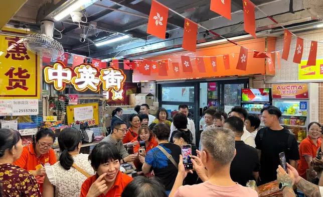 衍生集團聯席行政總裁馬浚偉昨日（14日）首次踏足沙頭角中英街，探訪合作分銷商並親身落舖充當收銀員。