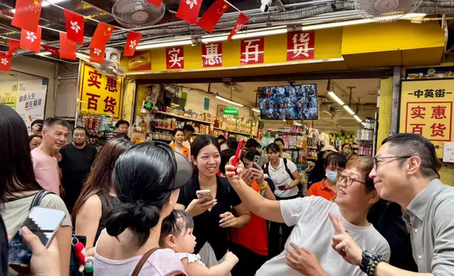 吸引大批市民及旅客合照，場面熱鬧。