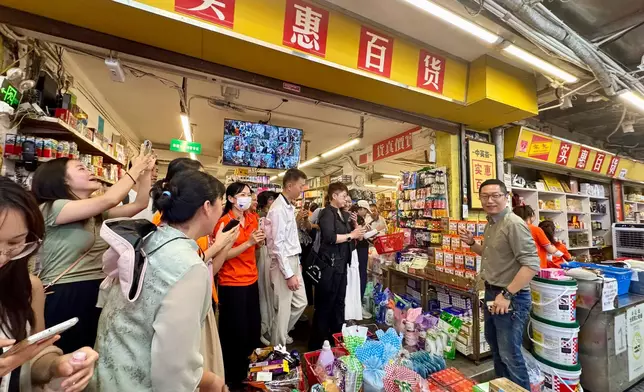 吸引大批市民及旅客合照，場面熱鬧。