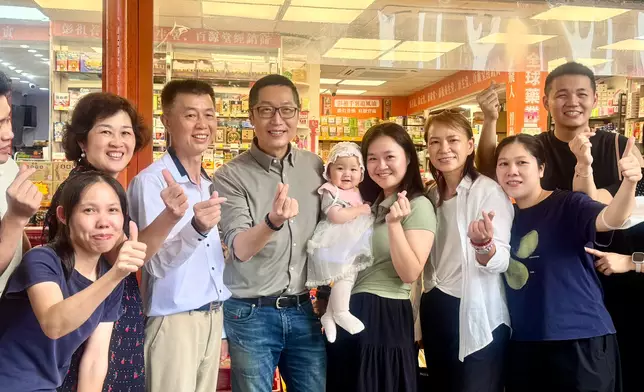 馬浚偉與集團主席兼聯席行政總裁關麗雯 （右3白衫）跟沙頭角分銷商合照。