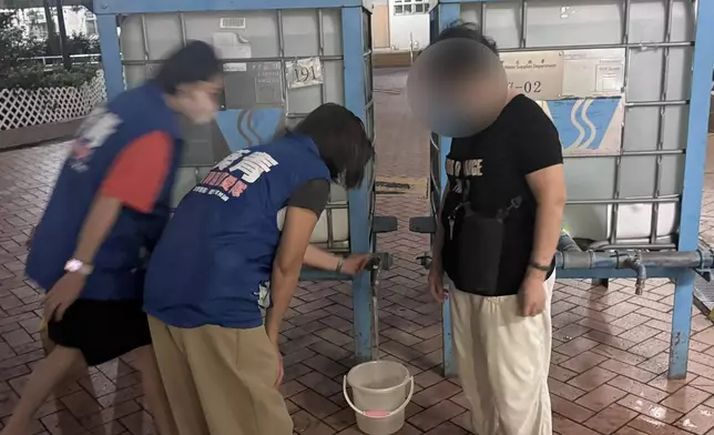 停水已超過24小時仍未恢復，關愛隊繼續協助居民。FB圖片