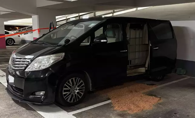 消防人員到場後，發現一輛7人車有洩漏燃油情況，隨即以木糠覆蓋漏油位置。消防處FB圖片