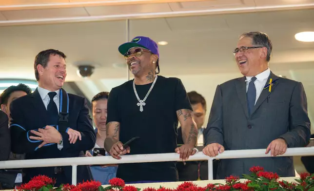 NBA傳奇球星艾佛遜（中）在跑馬地馬場廂房露台與馬會副主席黃嘉純（右）觀賞賽馬，感受獨特香港賽馬體驗。
