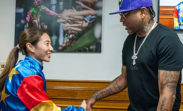 NBA傳奇球星艾佛遜（右）又與見習騎師黃寶妮（左）傾談交流。