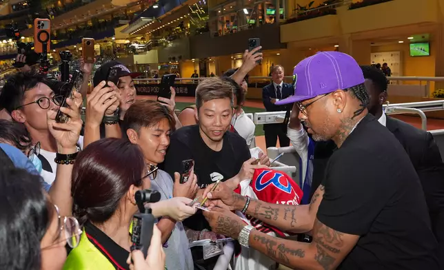 NBA傳奇球星艾佛遜現身跑馬地馬場馬匹亮相圈，與馬迷親切互動。