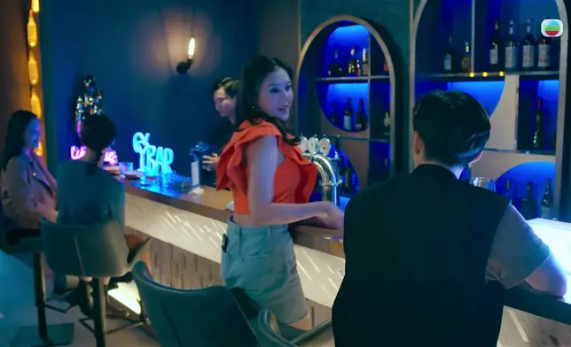 羅雪妍飾演妓女，不知情下色誘演警察的劉頌鵬，更主動摸男方大髀，搞到劉頌鵬勁尷尬。