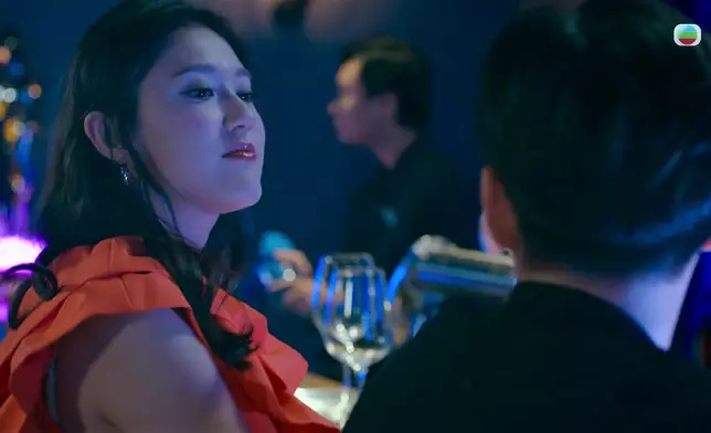 羅雪妍飾演妓女，不知情下色誘演警察的劉頌鵬，更主動摸男方大髀，搞到劉頌鵬勁尷尬。