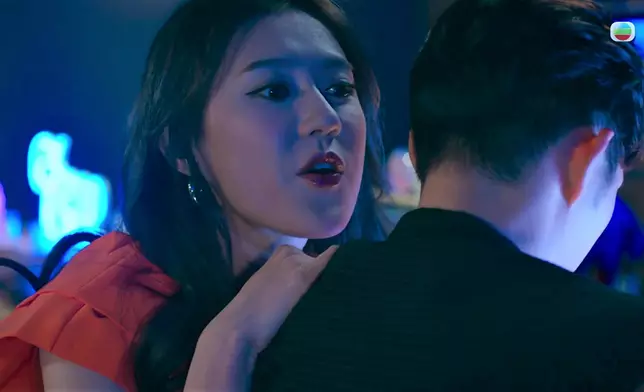 羅雪妍飾演妓女，不知情下色誘演警察的劉頌鵬，更主動摸男方大髀，搞到劉頌鵬勁尷尬。