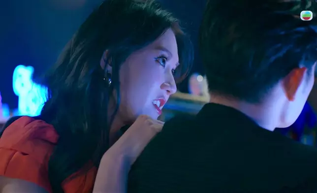 羅雪妍飾演妓女，不知情下色誘演警察的劉頌鵬，更主動摸男方大髀，搞到劉頌鵬勁尷尬。