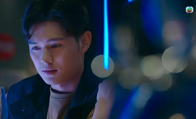 羅雪妍飾演妓女，不知情下色誘演警察的劉頌鵬，更主動摸男方大髀，搞到劉頌鵬勁尷尬。