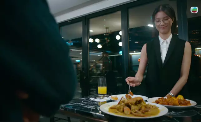 陳曉華將食物「分類」，馬貫東原本想講「麻煩」，但隨即改口讚她有儀式感。