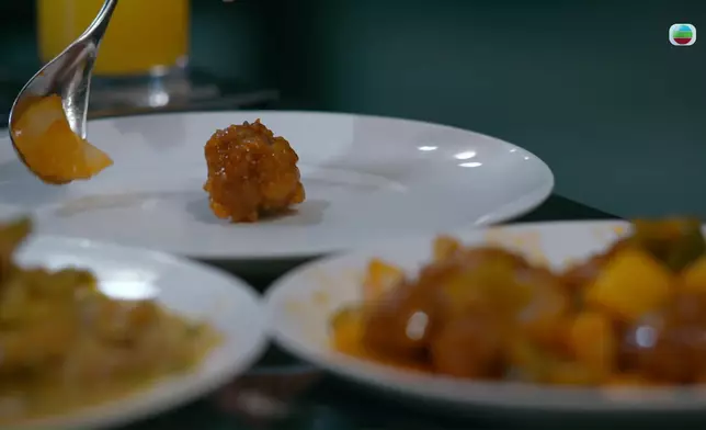 陳曉華將食物「分類」，馬貫東原本想講「麻煩」，但隨即改口讚她有儀式感。