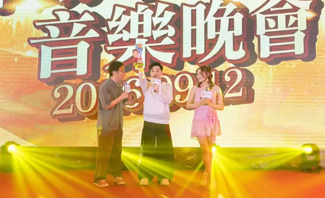 嘉賓關嘉敏同台跳唱，將氣氛推向高峰。