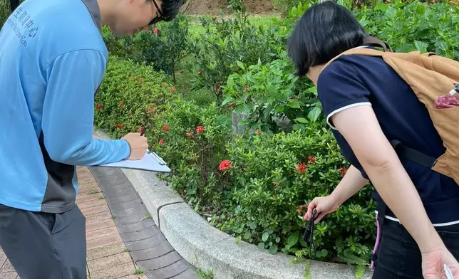 衞生署衞生防護中心人員與食物環境衞生署人員到病人住所附近一帶進行視察。政府新聞處圖片