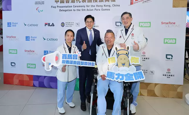 霍啟剛（左二）及第五屆亞殘運中國香港代表團副團長梁禮賢（右一），為殘疾人羽毛球代表朱文佳（左一）及硬地滾球代表梁育榮（右二）打氣。
