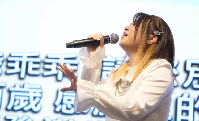 她同場宣布三喜臨門，推出首張專輯《Angel》、11月27日於麥花臣舉行首個個唱《Angel by your side》，收益撥捐慈善。