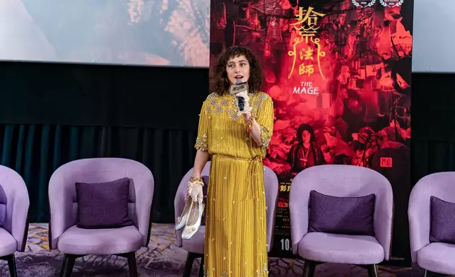 何超儀完成最後一個訪問後飛奔入戲院，更為求走得快，她索性脫了鞋，赤腳衝入場。