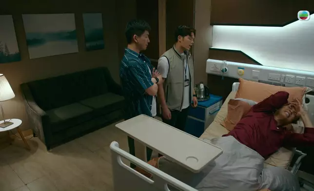 陳少邦在病床玩電話，但當馬貫東與劉頌鵬想跟他落口供，即扮頭痛耍走兩人，並致電律師求助。
