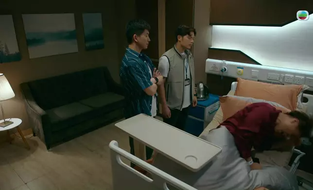 陳少邦在病床玩電話，但當馬貫東與劉頌鵬想跟他落口供，即扮頭痛耍走兩人，並致電律師求助。