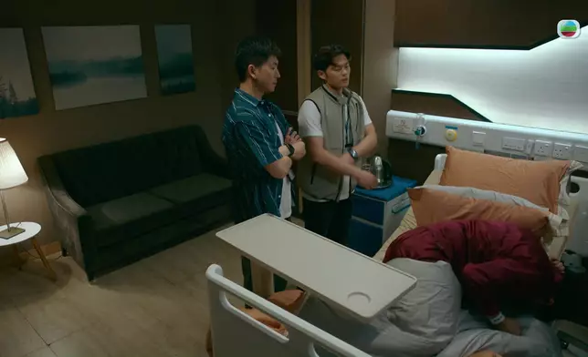 陳少邦在病床玩電話，但當馬貫東與劉頌鵬想跟他落口供，即扮頭痛耍走兩人，並致電律師求助。