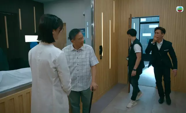 陳少邦扮傷心到殮房認屍，這幕瞬間不停變臉的演技可謂一絕。