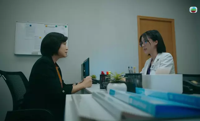陳曉華收到舊愛短訊，工作時罕有分心。