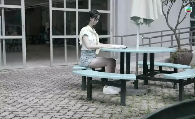 陳曉華扮學生的青澀樣非常可愛。